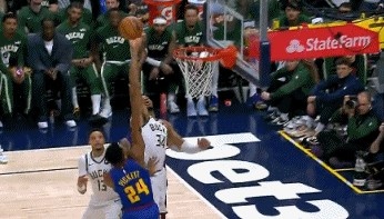 爱游戏平台中心-排球扣杀大帽！皮克特突破抛投 字母哥补防凶残大帽直接扇出底线