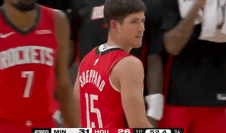 爱游戏正版体验-谢泼德外线连中三记三分，火箭首节落后森林狼5分